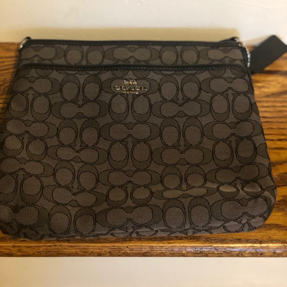 Coach F29960 Signature Zip Crossbody